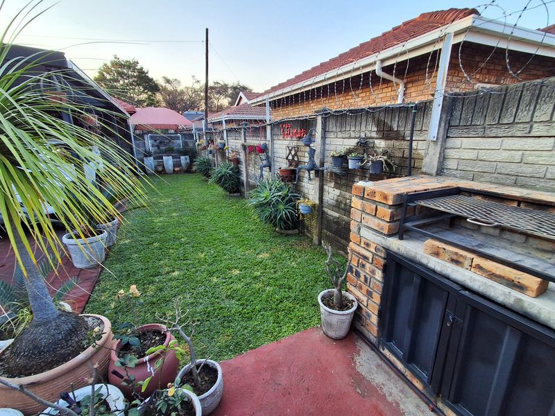 lImmaculate Family Living in the Heart of Secure Protea Estates - Photo 5