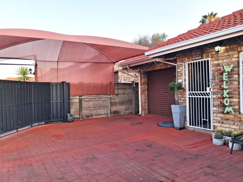 lImmaculate Family Living in the Heart of Secure Protea Estates - Photo 4