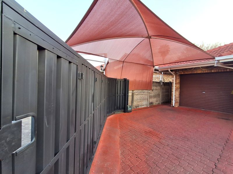 lImmaculate Family Living in the Heart of Secure Protea Estates - Photo 8