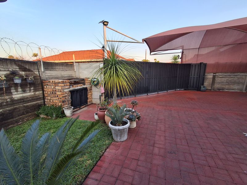 lImmaculate Family Living in the Heart of Secure Protea Estates - Photo 7