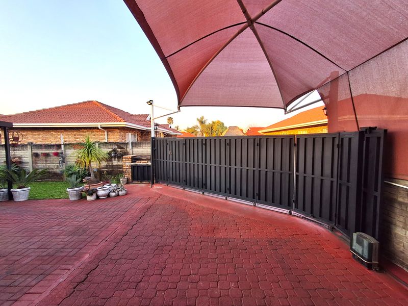 lImmaculate Family Living in the Heart of Secure Protea Estates - Photo 6