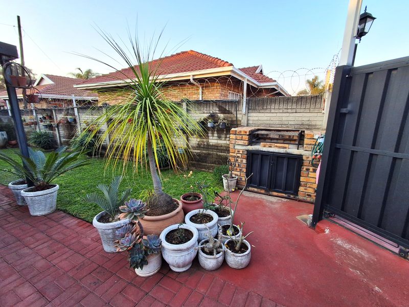 lImmaculate Family Living in the Heart of Secure Protea Estates - Photo 3
