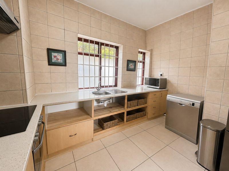 The Perfect Blend of Sea Views, Comfort & Convenience - Photo 7