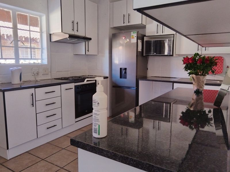 Spacious Apartment with Modern Finishes - Photo 2