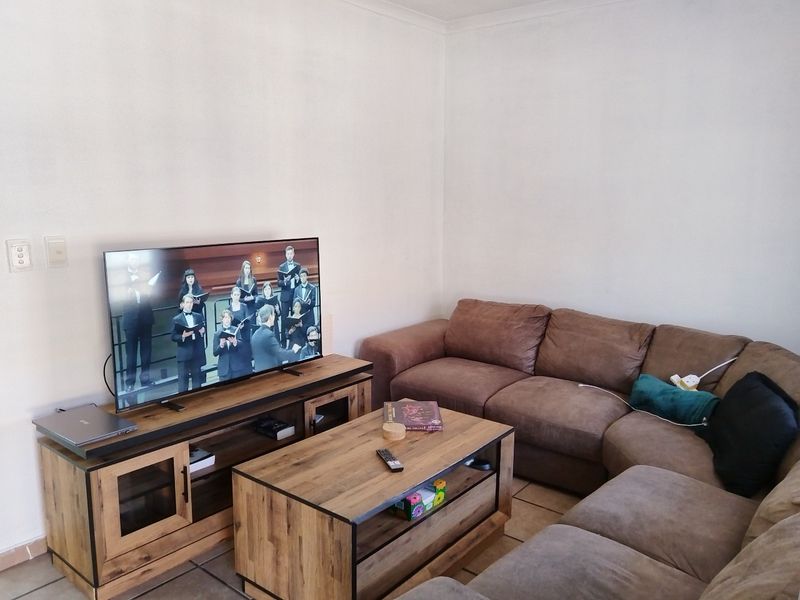 Spacious Apartment with Modern Finishes - Photo 4