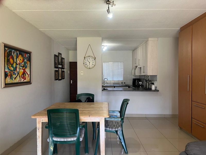 Charming & Modern 2-Bedroom Ground-Floor Gem with Private Garden - Photo 5