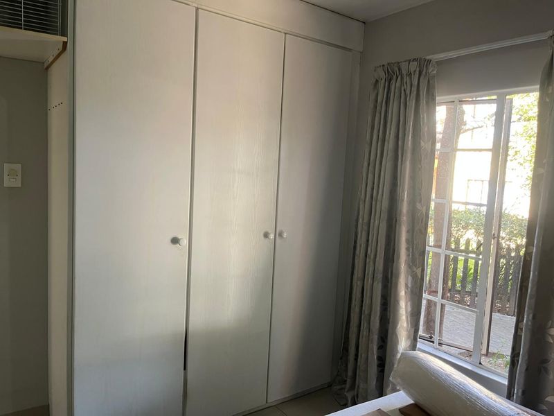 Charming & Modern 2-Bedroom Ground-Floor Gem with Private Garden - Photo 9