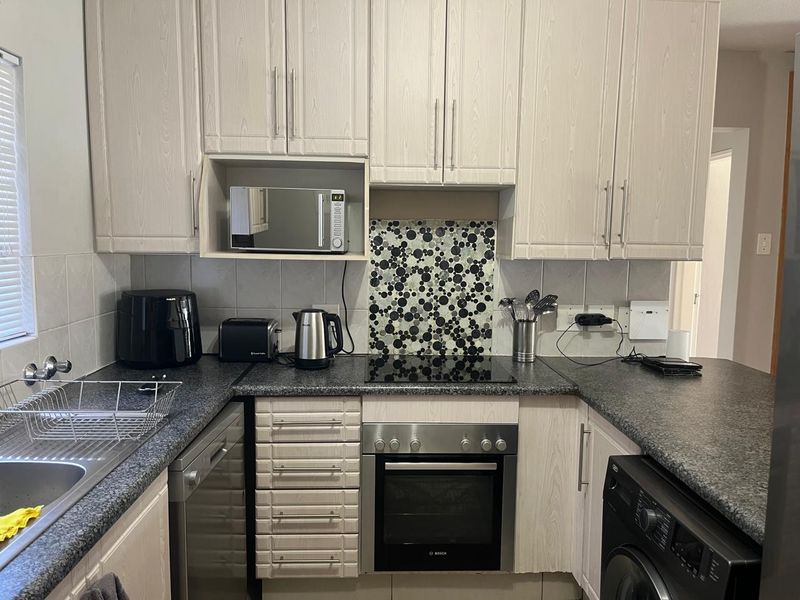 Charming & Modern 2-Bedroom Ground-Floor Gem with Private Garden - Photo 6