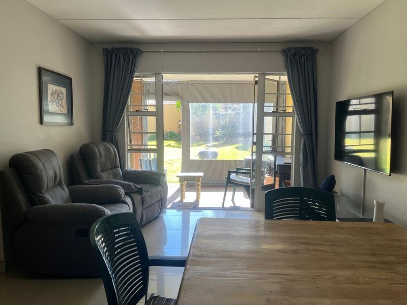 Charming & Modern 2-Bedroom Ground-Floor Gem with Private Garden - Photo 4