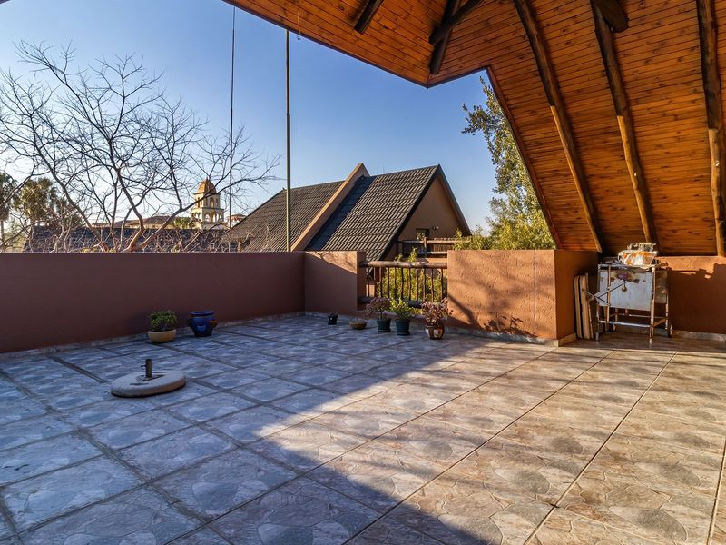 Duplex Loft Living with Super Sized Covered Rooftop Terrace - Photo 4