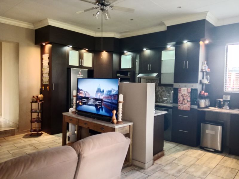 Stunning 4-bedroom Freehold home in Verwoerdpark, Alberton—perfect for families seeking comfort! - Photo 8