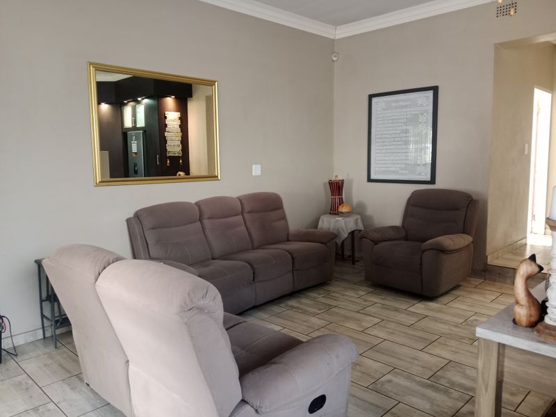 Stunning 4-bedroom Freehold home in Verwoerdpark, Alberton—perfect for families seeking comfort! - Photo 7