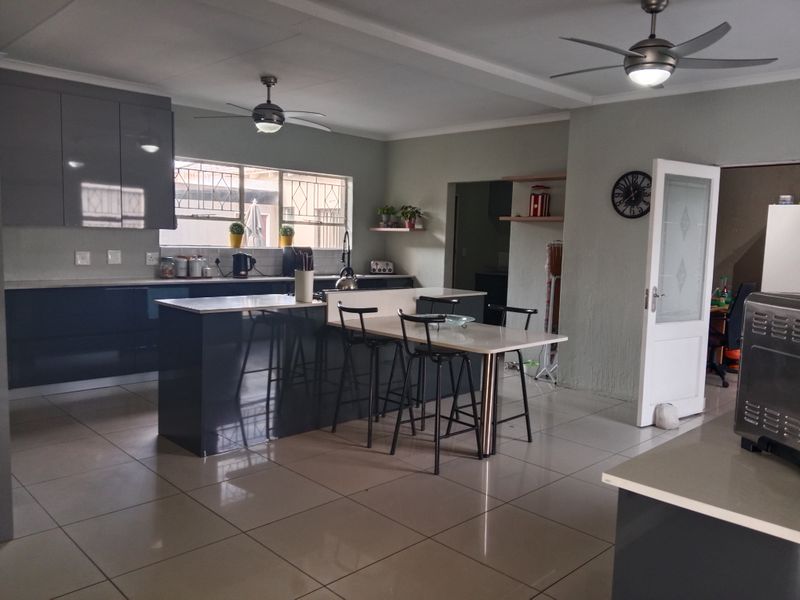 Stunning 4-bedroom Freehold home in Verwoerdpark, Alberton—perfect for families seeking comfort! - Photo 2