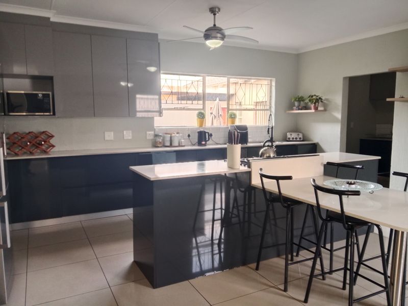 Stunning 4-bedroom Freehold home in Verwoerdpark, Alberton—perfect for families seeking comfort! - Photo 3