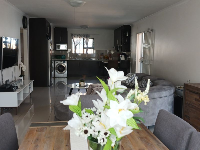 Modern 3 bedroom townhouse for sale in Parkrand - Photo 3
