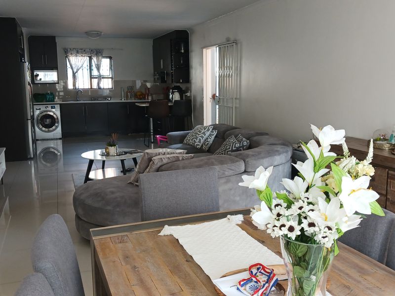 Modern 3 bedroom townhouse for sale in Parkrand - Photo 4