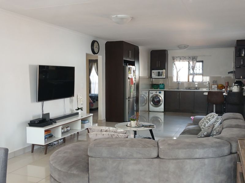 Modern 3 bedroom townhouse for sale in Parkrand - Photo 1