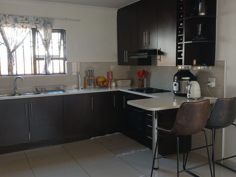 Modern 3 bedroom townhouse for sale in Parkrand - Photo 10