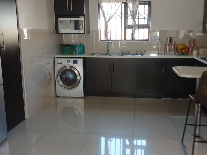 Modern 3 bedroom townhouse for sale in Parkrand - Photo 9