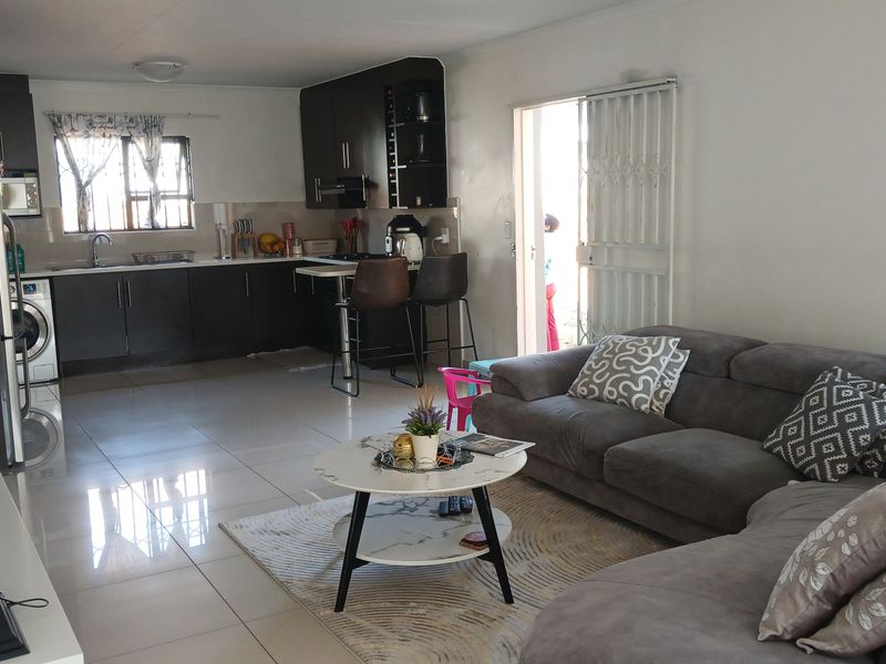 Modern 3 bedroom townhouse for sale in Parkrand - Photo 7