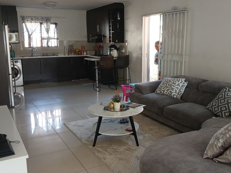 Modern 3 bedroom townhouse for sale in Parkrand - Photo 6