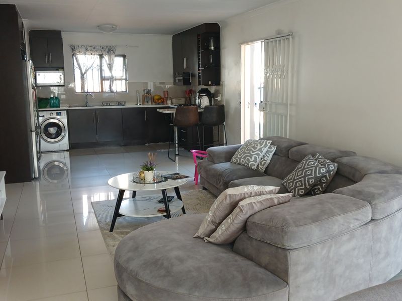 Modern 3 bedroom townhouse for sale in Parkrand - Photo 5