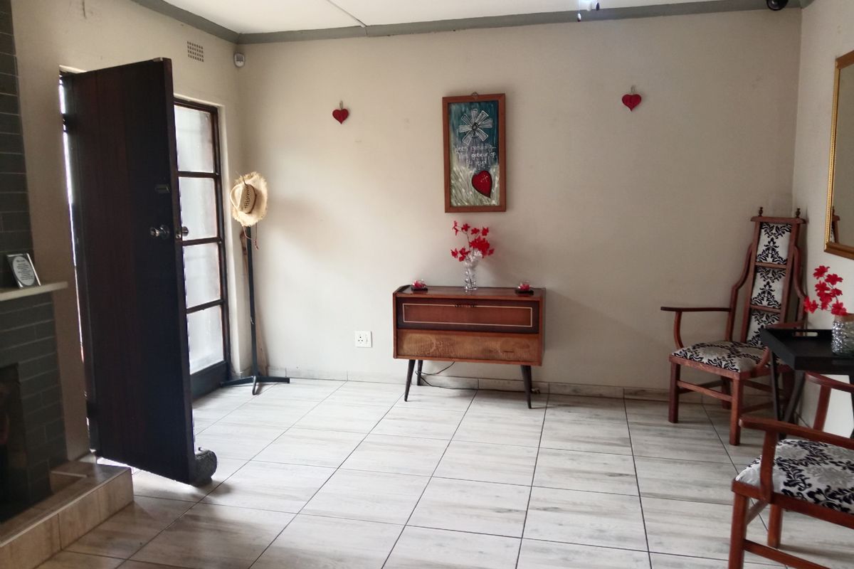 Stunning bedroom Freehold for sale in Alberton North—your dream home awaits in this vibrant communi - Photo 3