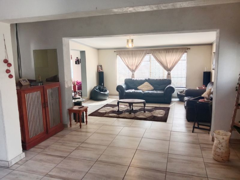 Stunning bedroom Freehold for sale in Alberton North—your dream home awaits in this vibrant communi - Photo 6