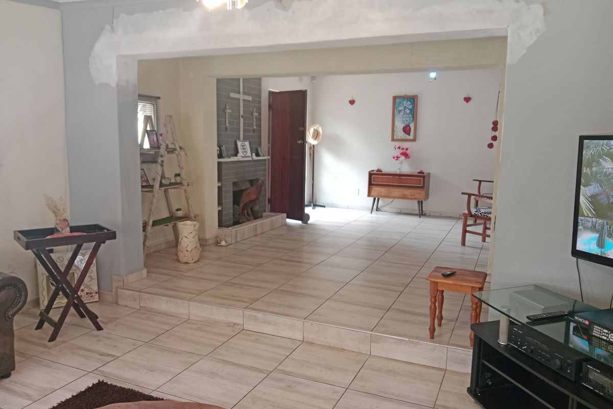 Stunning bedroom Freehold for sale in Alberton North—your dream home awaits in this vibrant communi - Photo 5