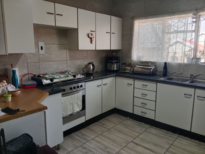 Stunning bedroom Freehold for sale in Alberton North—your dream home awaits in this vibrant communi - Photo 8