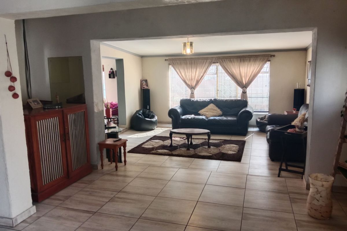 Stunning bedroom Freehold for sale in Alberton North—your dream home awaits in this vibrant communi - Photo 4