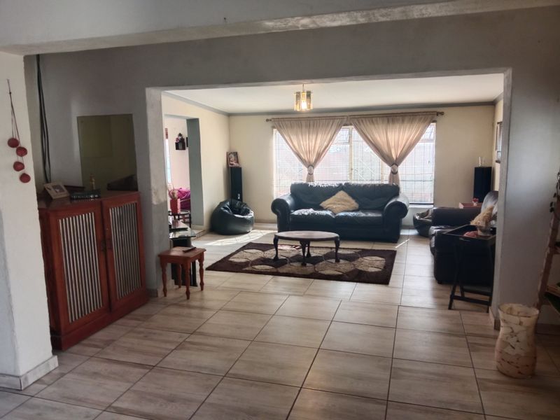 Stunning bedroom Freehold for sale in Alberton North—your dream home awaits in this vibrant communi - Photo 4