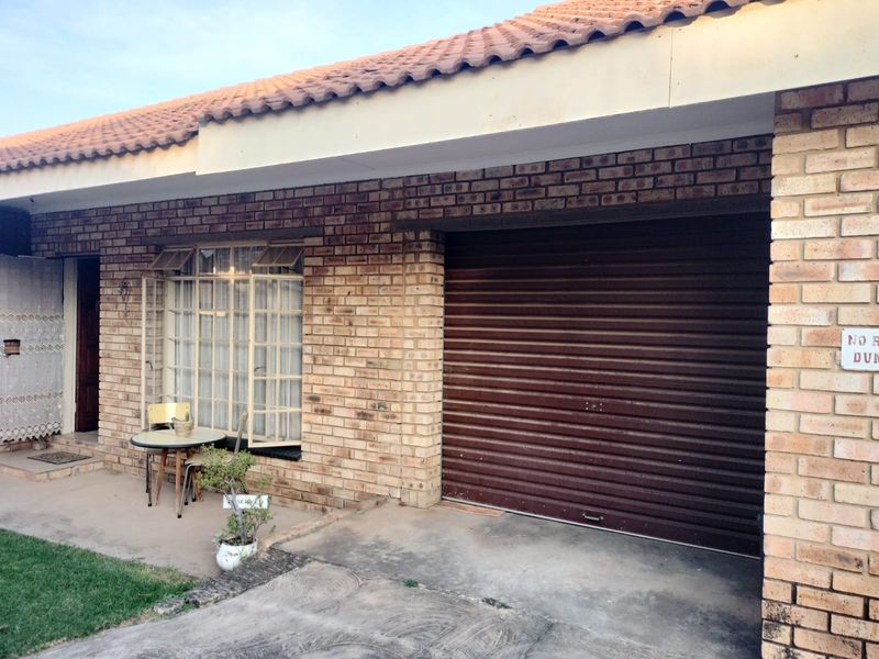Townhouse in popular complex for sale in Parys - Photo 2