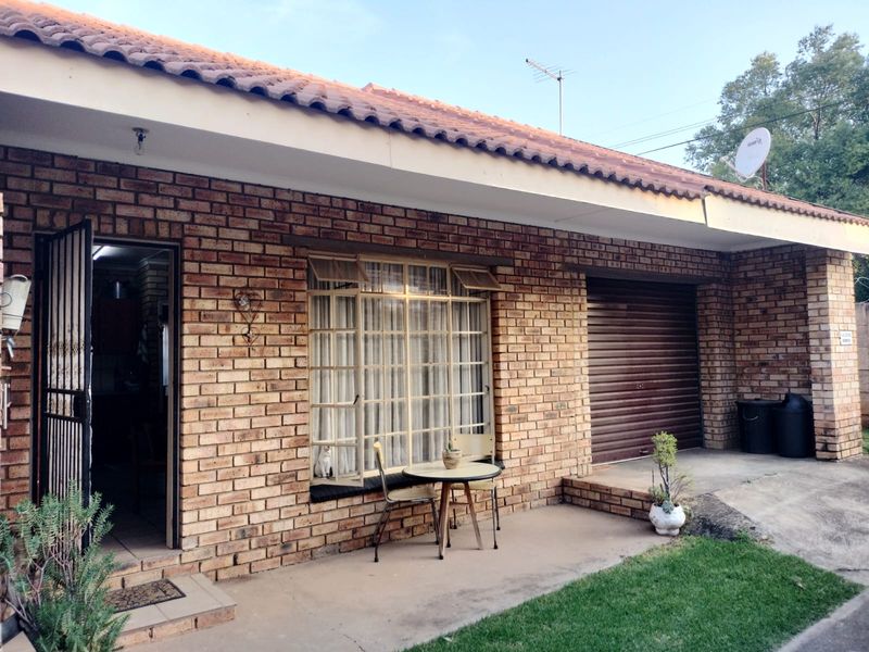Townhouse in popular complex for sale in Parys - Photo 1