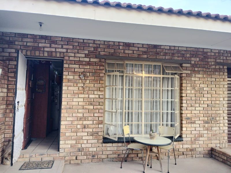 Townhouse in popular complex for sale in Parys - Photo 3