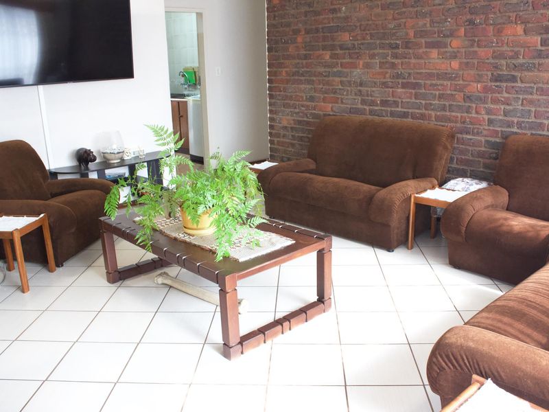 Beautiful 4 Bedroom house in Edleen - Photo 3