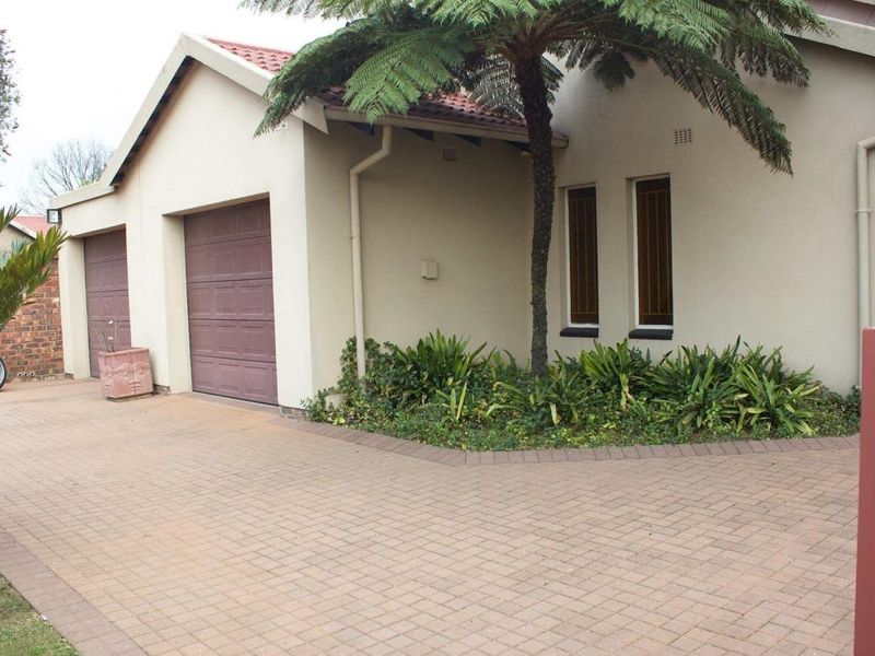 Beautiful 4 Bedroom house in Edleen - Photo 2