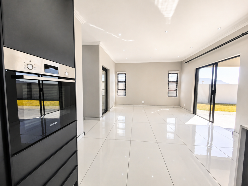 Your Dream Home Awaits – Brand-New Luxury in an Exclusive Estate - Photo 4