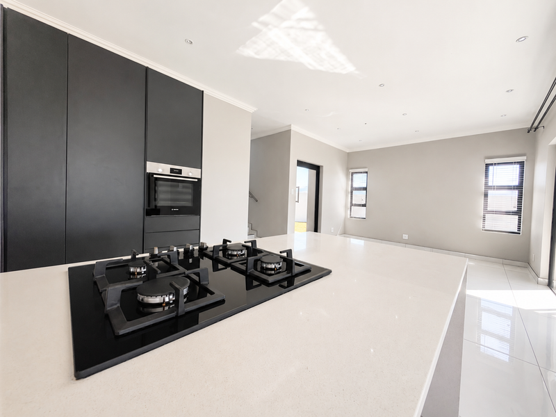 Your Dream Home Awaits – Brand-New Luxury in an Exclusive Estate - Photo 6