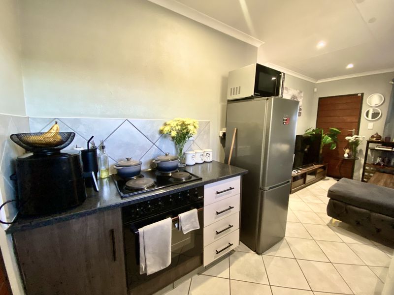 Charming 3 Bed 2 Bathroom House in Lotus Gardens - Photo 2