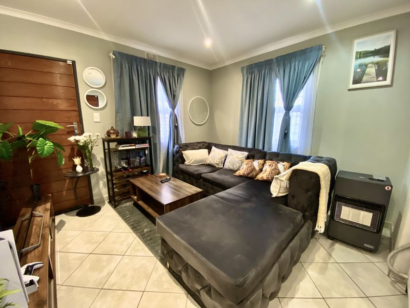 Charming 3 Bed 2 Bathroom House in Lotus Gardens - Photo 5