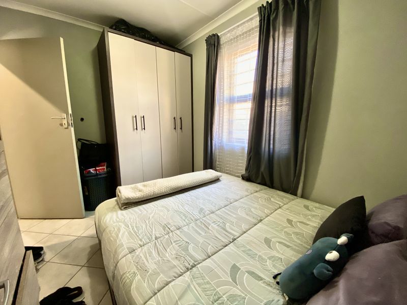 Charming 3 Bed 2 Bathroom House in Lotus Gardens - Photo 9