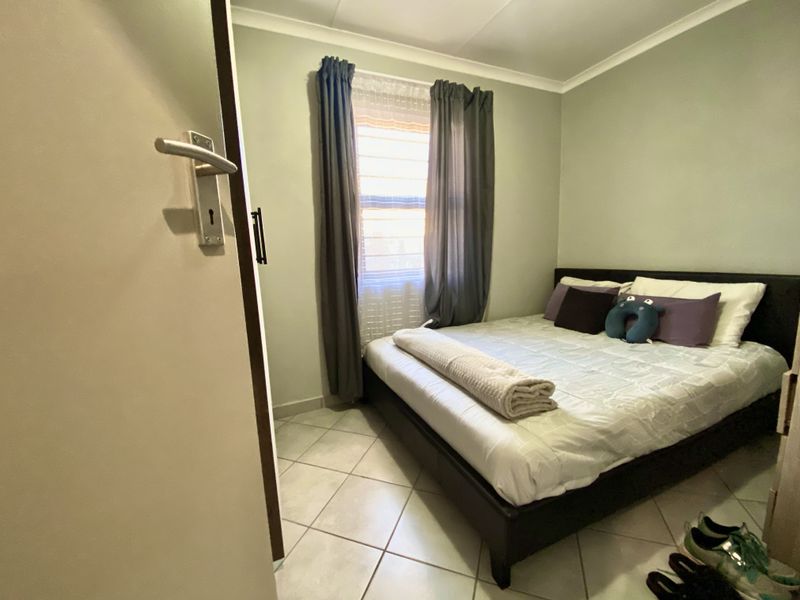 Charming 3 Bed 2 Bathroom House in Lotus Gardens - Photo 8