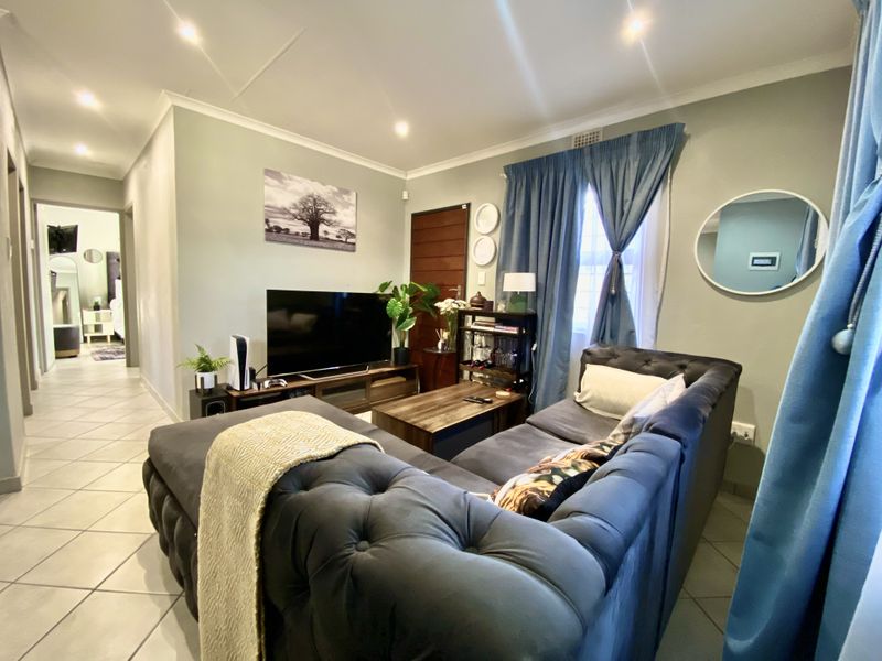 Charming 3 Bed 2 Bathroom House in Lotus Gardens - Photo 6