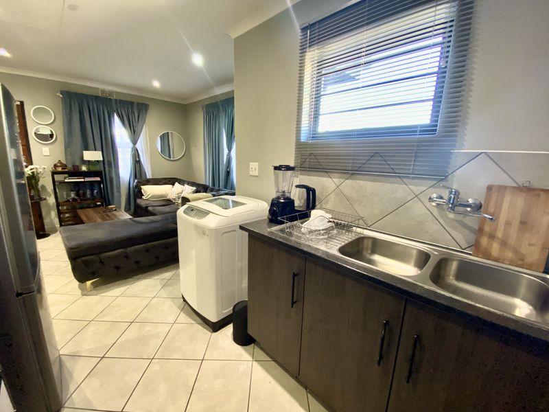 Charming 3 Bed 2 Bathroom House in Lotus Gardens - Photo 3