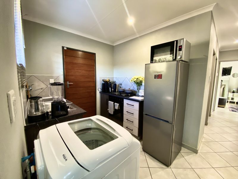 Charming 3 Bed 2 Bathroom House in Lotus Gardens - Photo 4