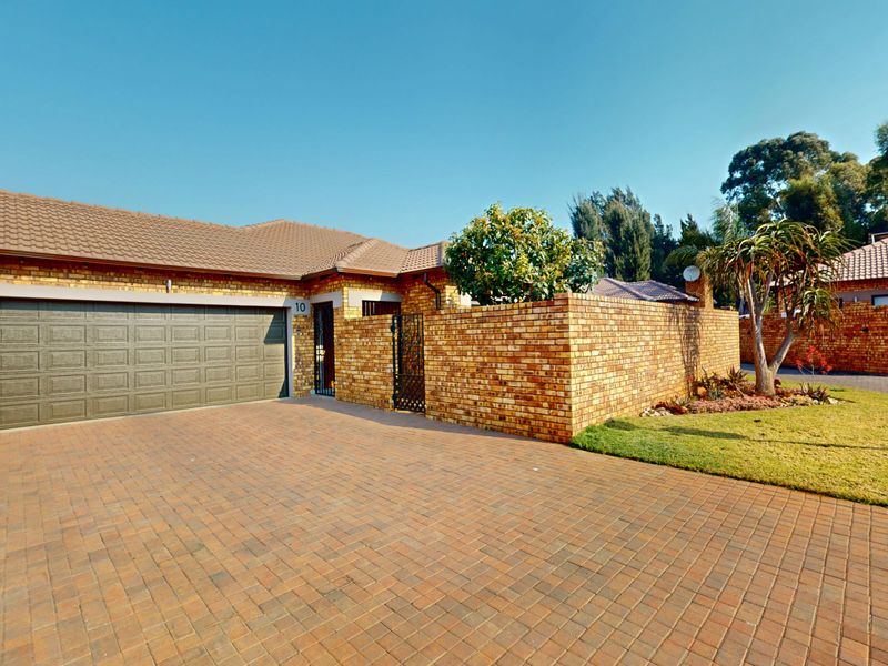 Secure Estate Living... A Place You'll Love to Call Home. - Photo 1