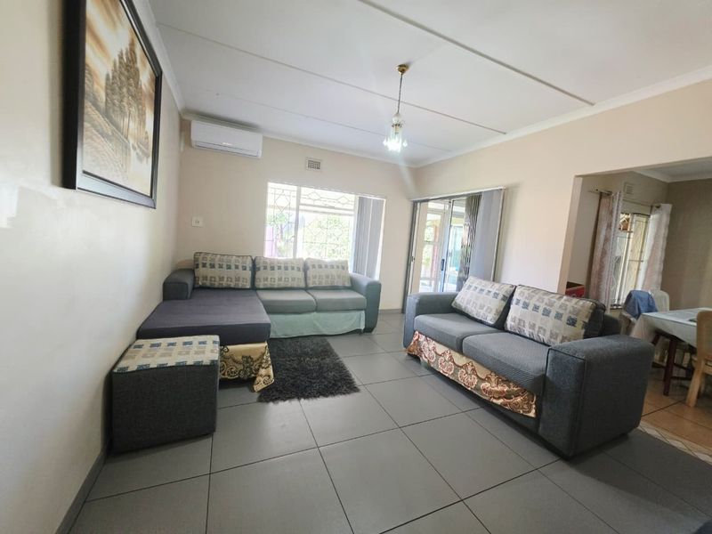 Cosy Family Home with Pool and Entertainment Area - Photo 5