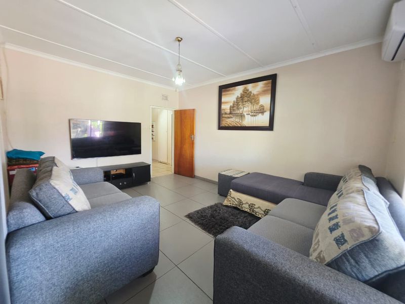 Cosy Family Home with Pool and Entertainment Area - Photo 4