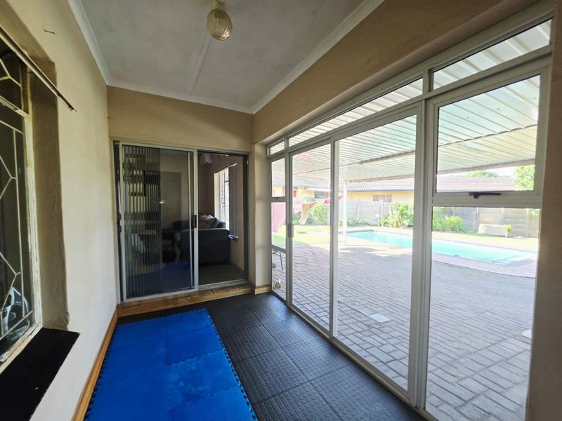 Cosy Family Home with Pool and Entertainment Area - Photo 9